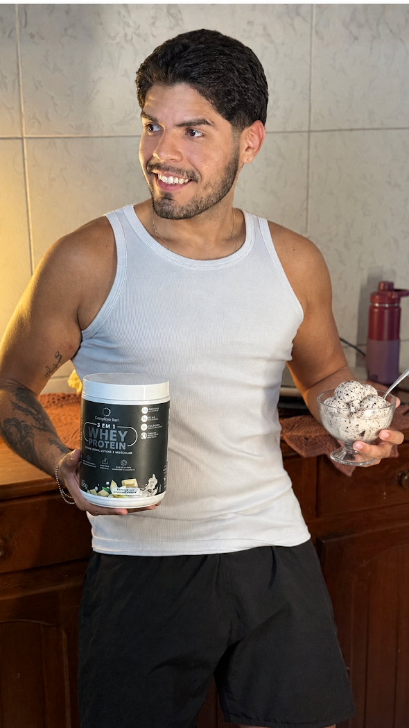 Homem com Whey Protein Complete Bari e uma sobremesa em casa